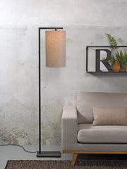 Stehleuchte "It's about RoMi Boston" mit schlankem schwarzem Metallgestell und zylindrischem Leinenschirm in Dunkelbeige.