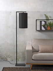 It’s about RoMi Stehleuchte Boston mit schwarzem Textilschirm und schwarzem Metallgestell vor heller Wand