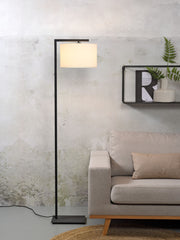 It’s about RoMi Stehleuchte Boston mit weißem Baumwollschirm und schwarzem Metallgestell, Gesamtansicht neben Sofa