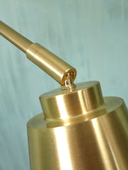 Detailaufnahme des goldfarbenen Gelenks, das den dünnen Arm an den konischen Lampenschirm der It's About RoMi Wandleuchte Bremen 2-armig anbindet.