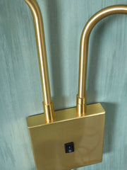 Detailaufnahme der 2-armigen Wandleuchte "It's about RoMi Wandleuchte Bremen" mit goldfarbenen Metallarmen und schwarzem Schalter.