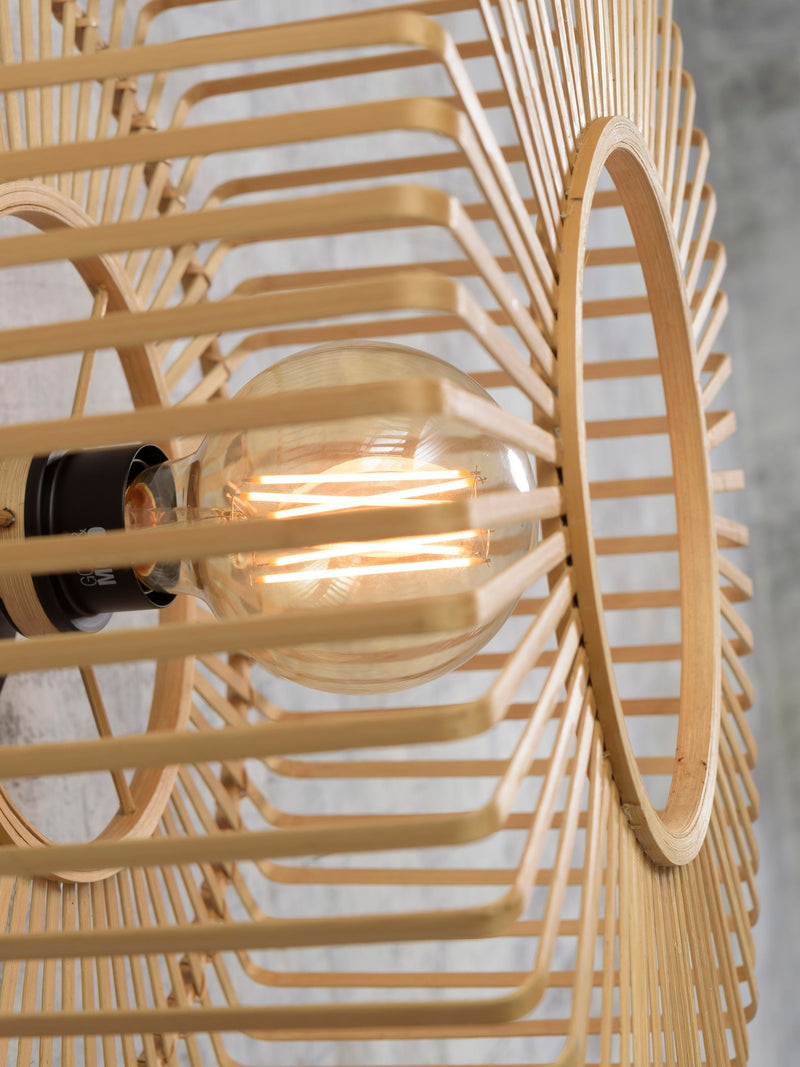 Detailansicht der Good&Mojo Wandleuchte Bromo aus Bambus in Natur mit leuchtender Glühlampe und schwarzer Fassung.