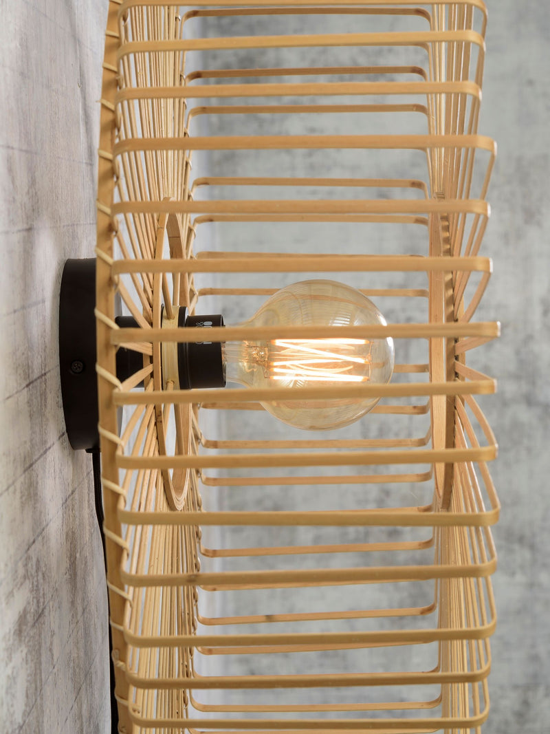 Wandleuchte Bromo von Good&Mojo mit Bambusgeflecht und schwarzem Montageelement, Detailansicht mit leuchtender Glühlampe