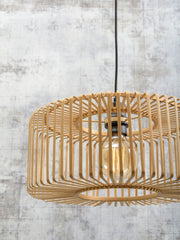 Pendelleuchte Bromo von Good&Mojo aus Natur-Bambus mit offenem Lamellen-Schirm, durch den eine Glühlampe leuchtet.