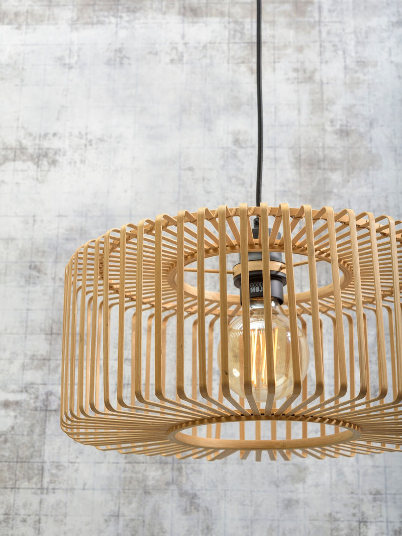 Pendelleuchte Bromo von Good&Mojo aus Natur-Bambus mit offenem Lamellen-Schirm, durch den eine Glühlampe leuchtet.