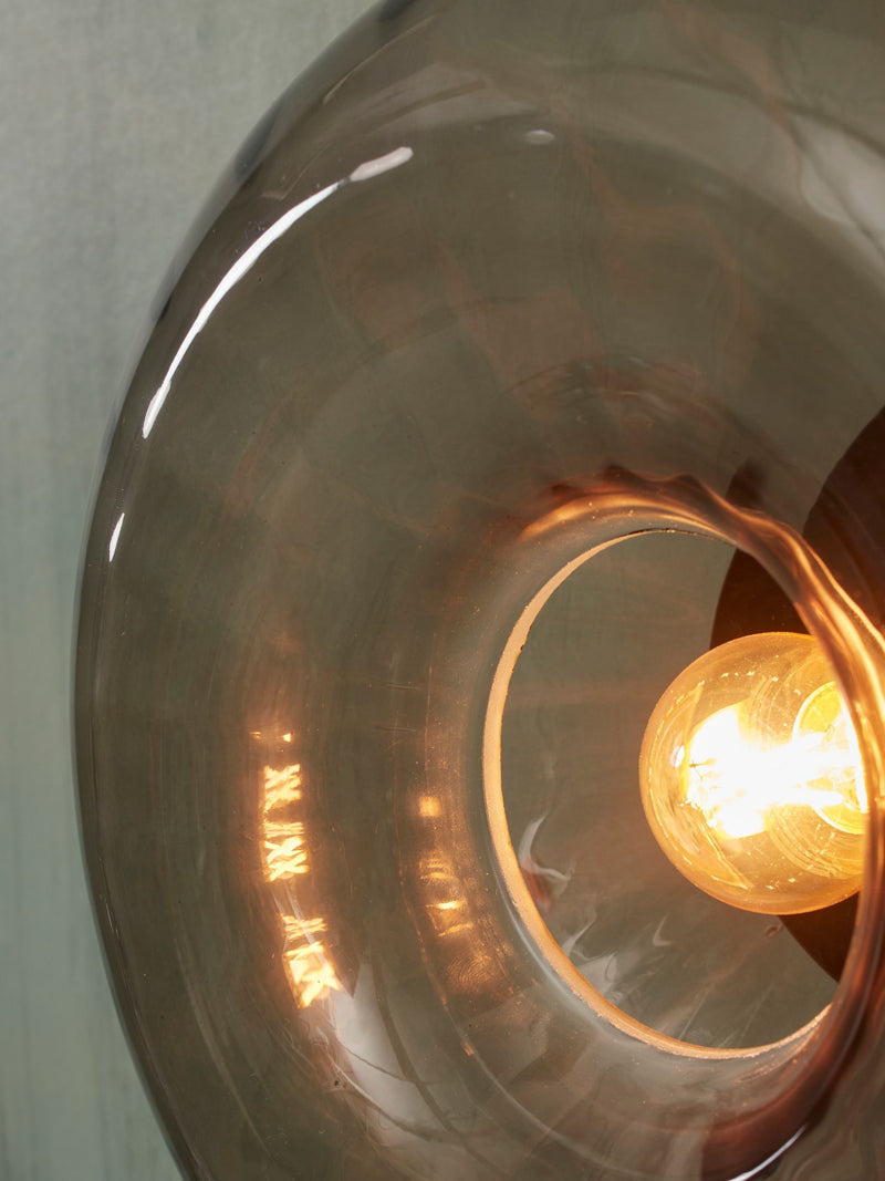 RoMi Deckenleuchte Brussels: Detailansicht des runden, rauchgrauen Glasschirms mit eingeschalteter Glühlampe