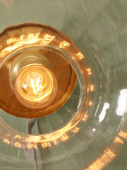 Detailansicht der Deckenleuchte It's about RoMi Brussels mit Glasschirm und sichtbarer Glühbirne im goldenen Fassungsbereich.