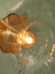 Deckenleuchte Brussels von It's about RoMi mit goldenem Metallschirm und Glasschirm, von unten fotografiert, mit leuchtendem Filament-Leuchtmittel. Hinweis: Das ist mit 147 Zeichen noch zu lang. Gekürzt: Deckenleuchte Brussels von It's about RoMi mit golde