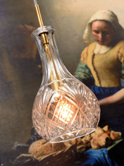 Hängeleuchte Brussels von RoMi: transparente Glasleuchte mit geschliffenem Muster und goldenem Metallstab, Detailansicht