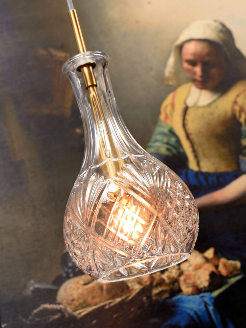 Hängeleuchte Brussels von RoMi: transparente Glasleuchte mit geschliffenem Muster und goldenem Metallstab, Detailansicht
