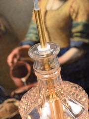 RoMi Hängeleuchte Brussels in Transparent/Gold: Detailansicht des facettierten Glaskörpers mit goldener Stange und weißer Halterung.