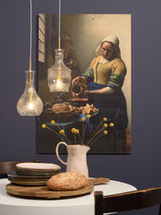RoMi Hängeleuchte Brussels Glas in Transparent/Gold: zwei Glas-Pendelleuchten mit goldenen Details über einem Esstisch.
