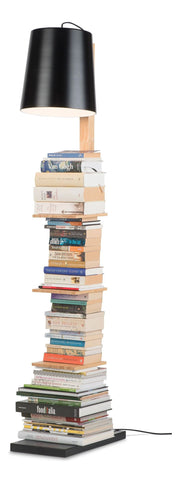 Stehleuchte It's about RoMi Cambridge mit schwarzem Schirm und Bücherstapel als Ablage, Gesamtansicht vor weißem Hintergrund.
