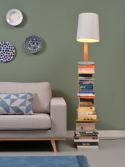 Stehleuchte "It's about RoMi Cambridge" mit weißem Lampenschirm und Bücherablage, im Wohnraum neben einem Sofa