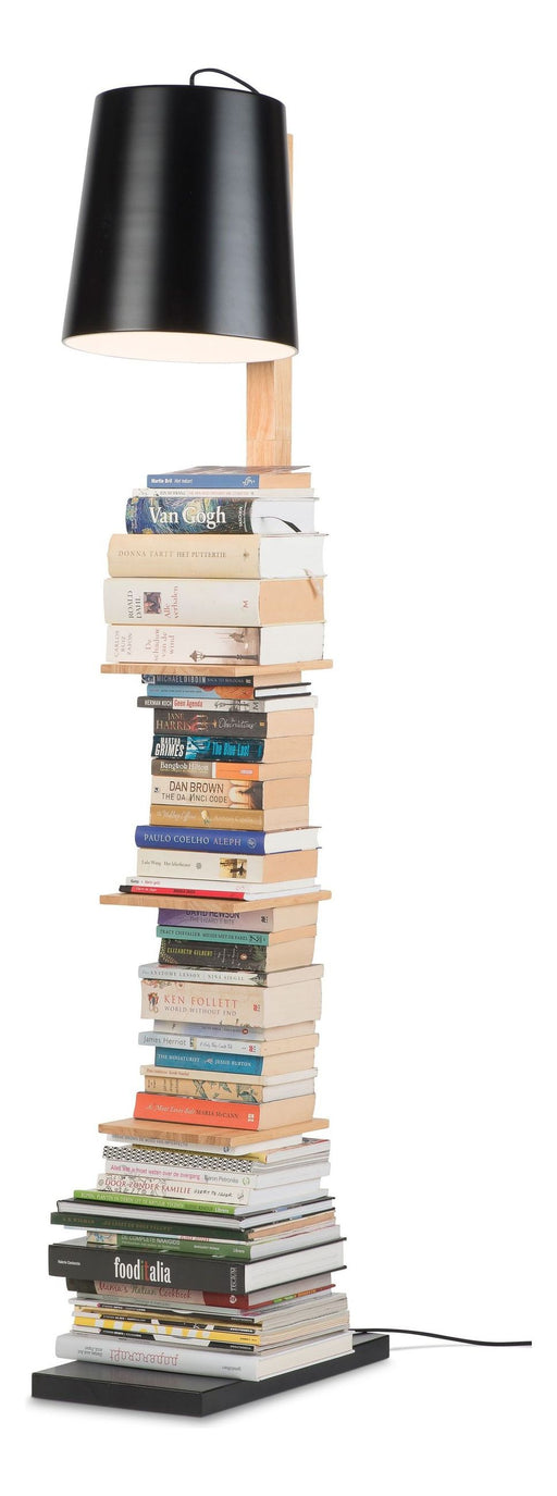 Stehleuchte It's about RoMi Cambridge mit schwarzem Schirm und Bücherstapel als Ablage, Gesamtansicht vor weißem Hintergrund.
