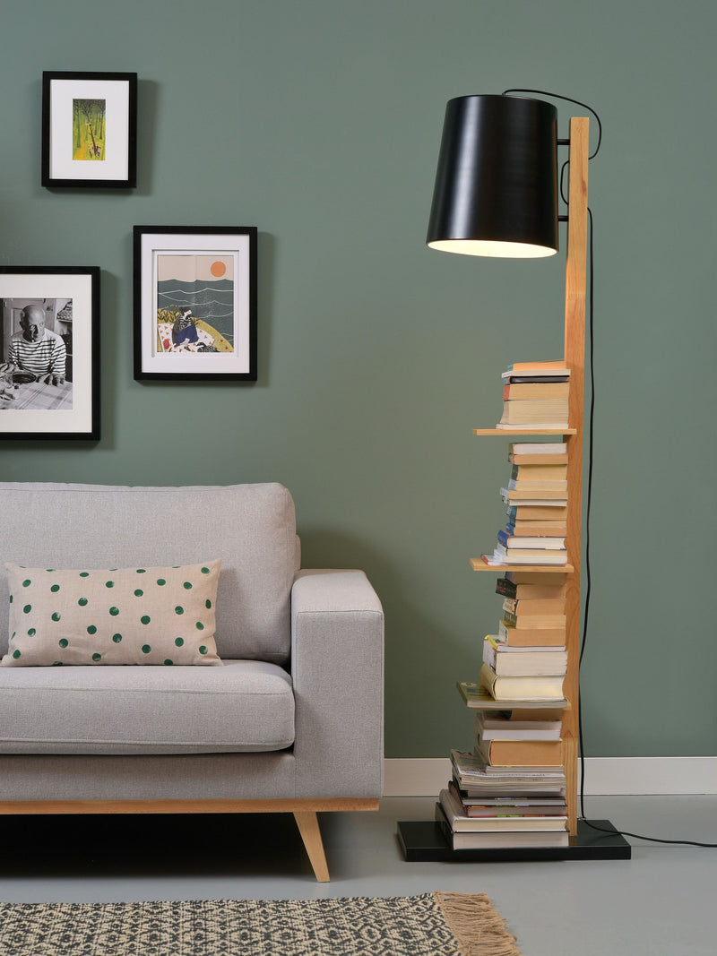 It’s about RoMi Stehleuchte Cambridge mit Bücherablage in Schwarz und Holz, mit Büchern auf den Regalböden.
