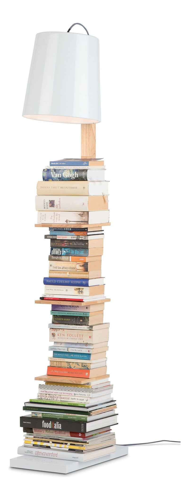 Stehleuchte It's about RoMi Cambridge mit weißem Lampenschirm und Bücherstapel aus Büchern auf Holzablagen, Gesamtansicht.