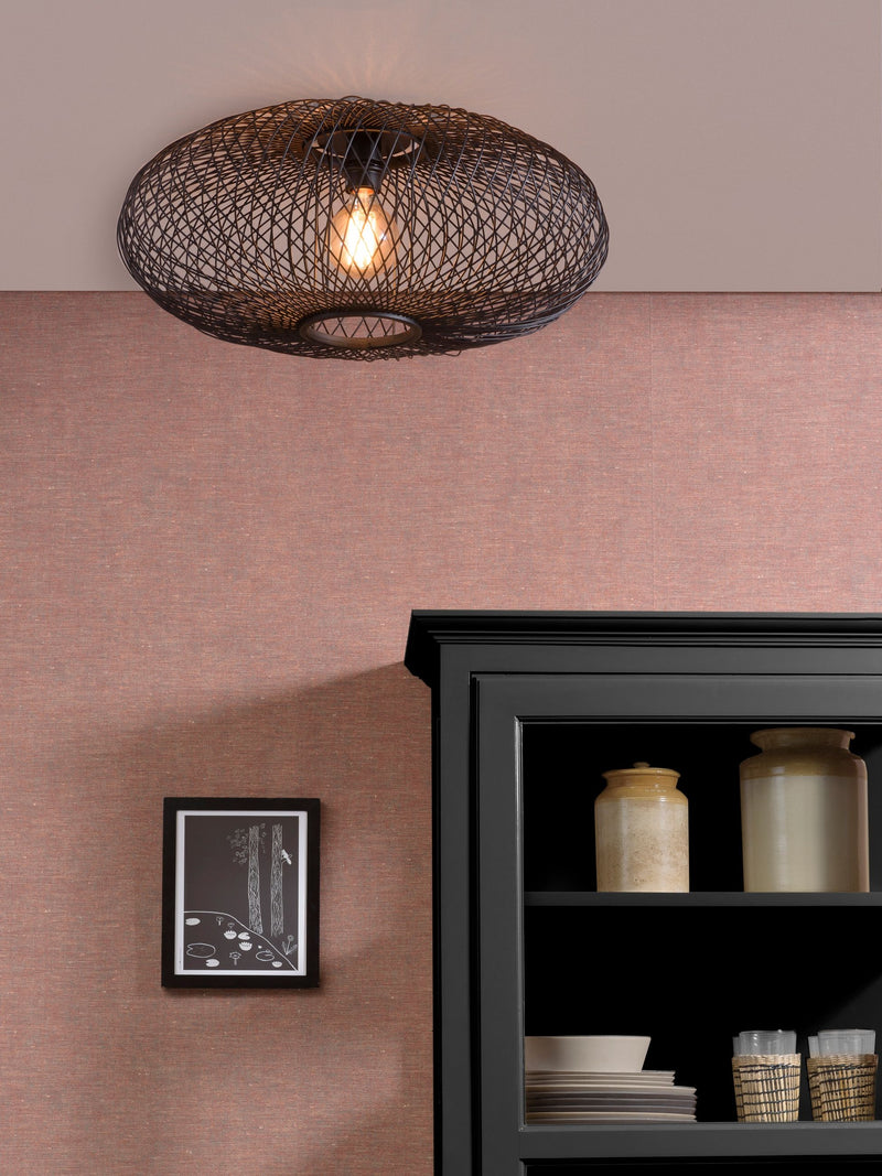 Deckenleuchte Cango von Good&Mojo mit schwarzem, kugelförmigem Geflecht über einer Glühlampe, montiert über einer Vitrine.