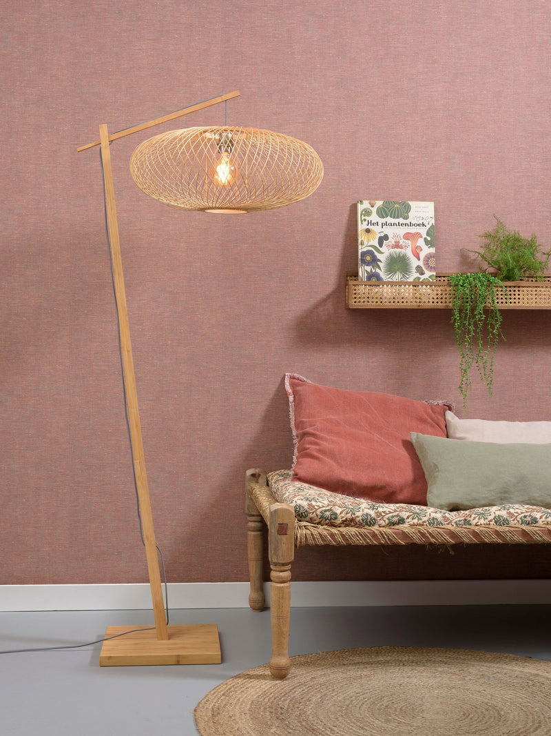Stehleuchte Cango von Good&Mojo mit ovalem Geflechtschirm aus Bambus und schwenkbarem Arm, Gesamtansicht neben Sofa.