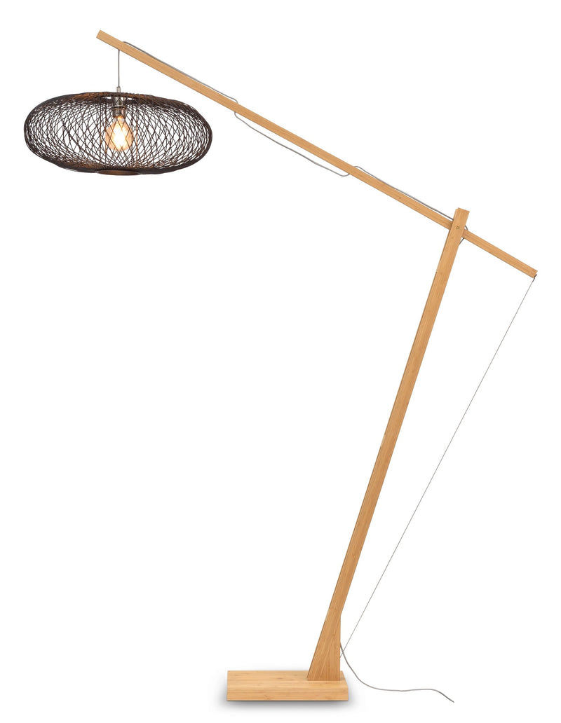 Good&Mojo Stehleuchte Cango: Bogenlampe aus hellem Bambus mit dunklem, geflochtenem, ovalem Schirm, freigestellt.