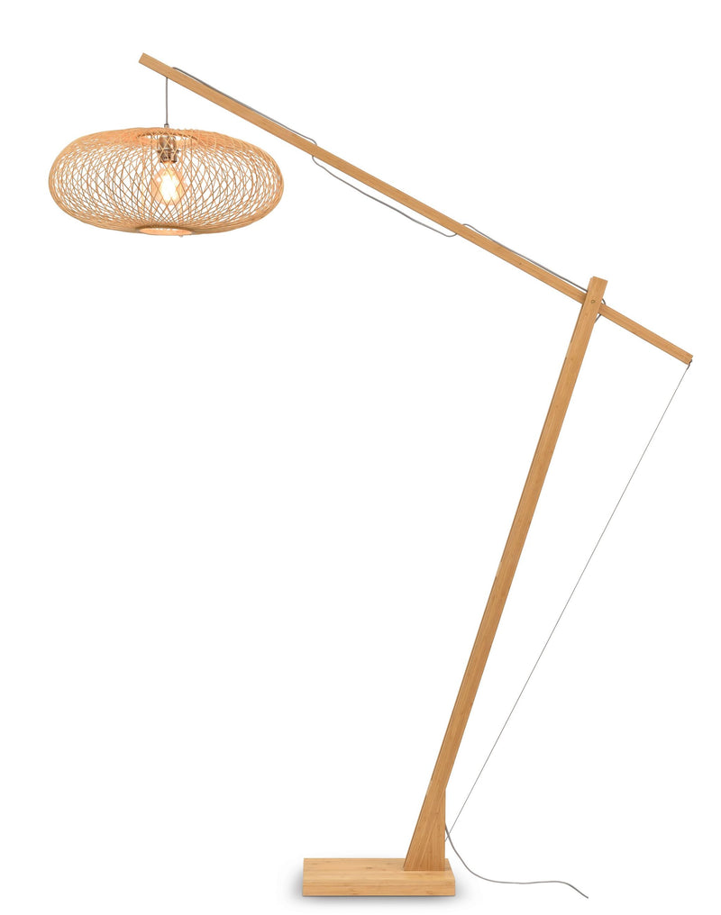 Good&Mojo Stehleuchte Cango: Bogenlampe aus Bambus mit ovalem Geflecht-Schirm, Gesamtansicht vor weißem Hintergrund.