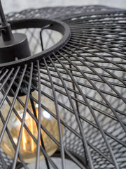 Detailansicht der schwarzen Lampe Cango von Good&Mojo mit dunklem Metall-Drahtgeflecht und sichtbarer Glühbirne.