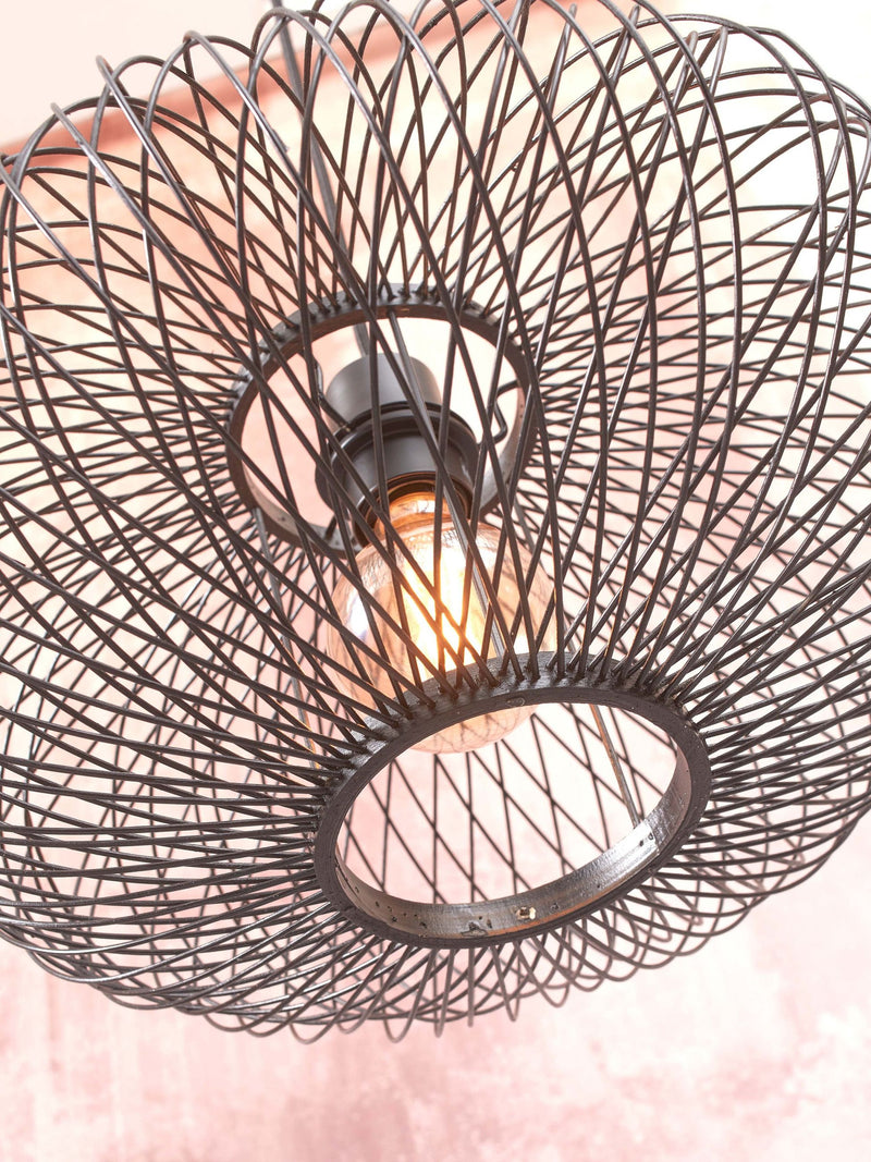 Schwarze Drahtgeflecht-Lampe mit sichtbarer Glühbirne im Inneren, Detailansicht des Schirms aus Metall.