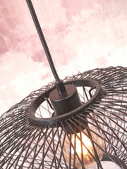 Detailansicht der schwarzen Good&Mojo Stehleuchte Cango mit feinem Bambusgeflecht, Fassung und Lampe im Innern.