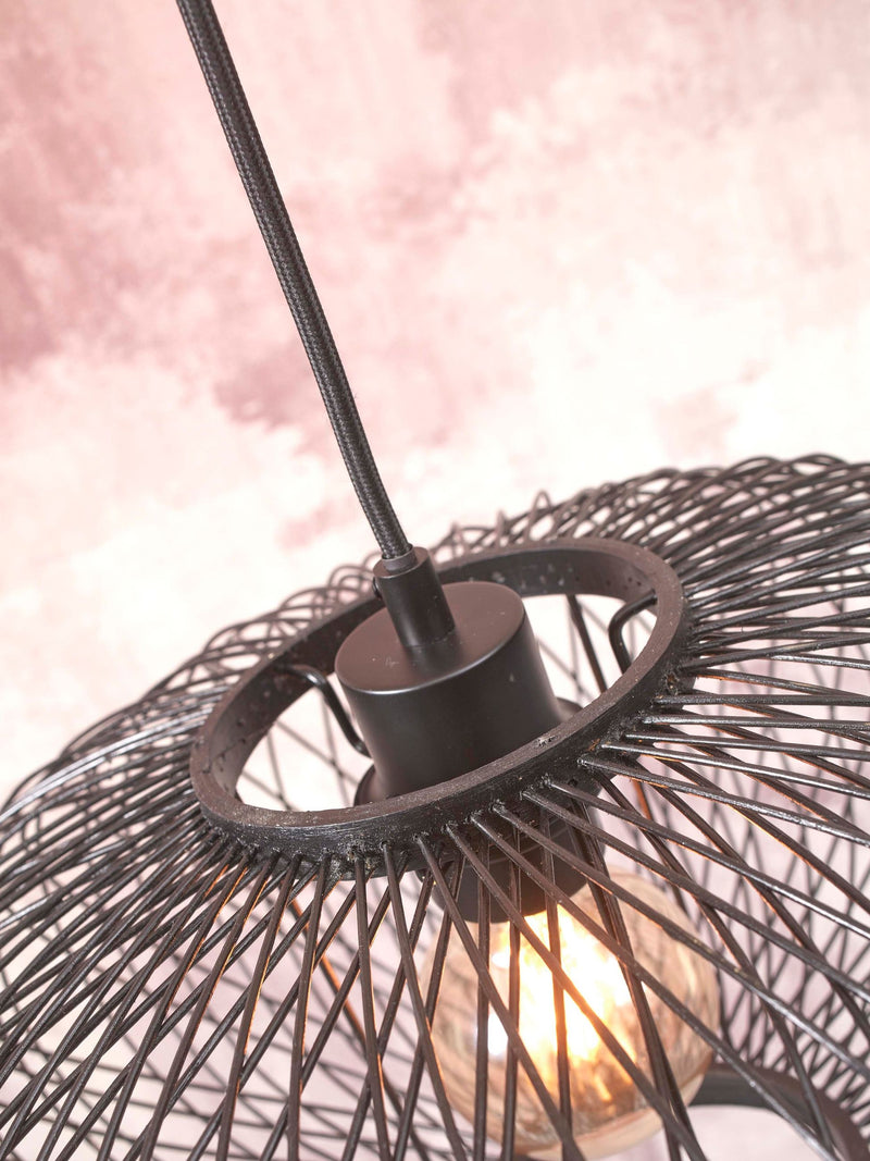 Detailansicht der schwarzen Good&Mojo Stehleuchte Cango mit feinem Bambusgeflecht, Fassung und Lampe im Innern.