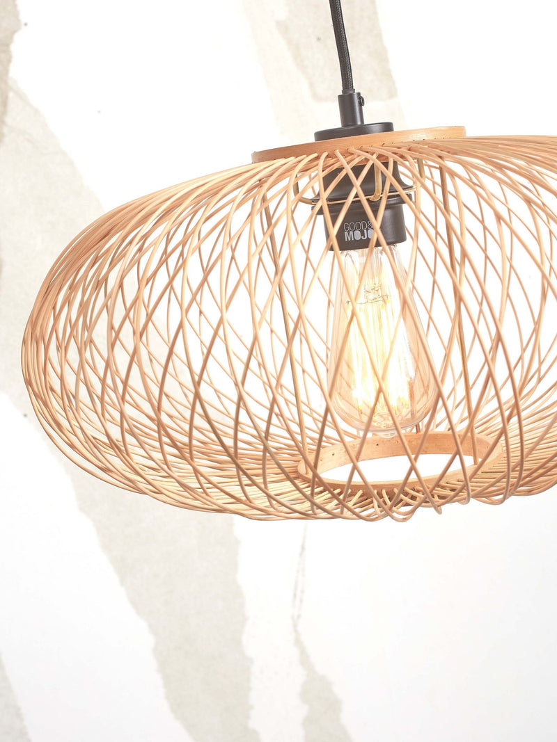 Detailansicht einer Pendelleuchte mit geflochtenem Bambusschirm in Natur, durch den eine Glühlampe mit Edison-Form leuchtet.