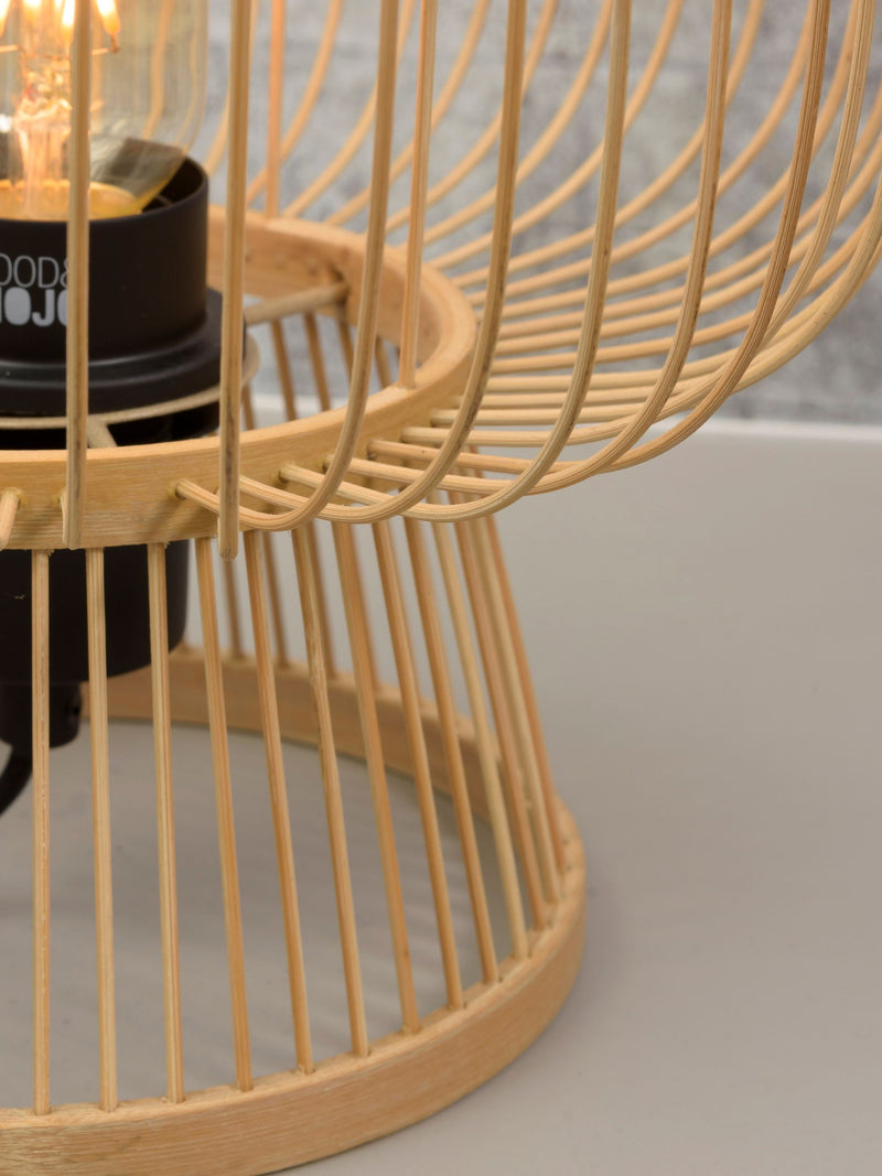 Detailansicht der Good&Mojo Tischleuchte Cango: geschwungene Bambusstäbe umspannen eine schwarze Fassung mit Glühlampe.