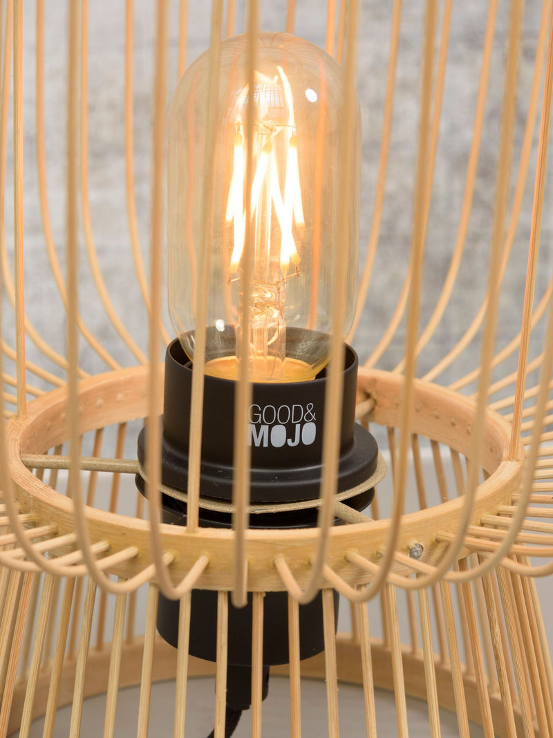Detailansicht der Good&Mojo Tischleuchte Cango: Bambusstäbe umschließen eine Glühlampe mit schwarzer Fassung.