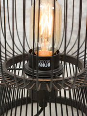 Detailansicht der schwarzen Tischleuchte Good&Mojo Cango mit filigranem Drahtgestell und sichtbarer Edison-Glühlampe.