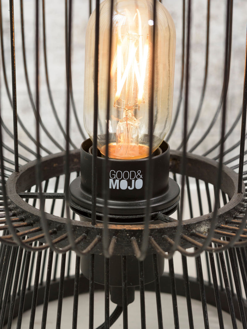 Detailansicht der schwarzen Tischleuchte Good&Mojo Cango mit filigranem Drahtgestell und sichtbarer Edison-Glühlampe.