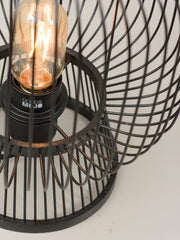 Detailansicht der schwarzen Tischleuchte Good&Mojo Cango mit geschwungenem Drahtgeflecht und sichtbarer Glühlampe.