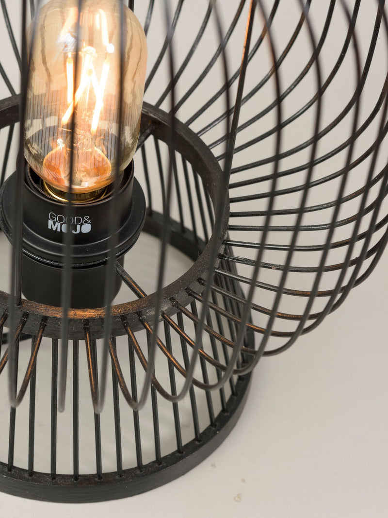 Detailansicht der schwarzen Tischleuchte Good&Mojo Cango mit geschwungenem Drahtgeflecht und sichtbarer Glühlampe.
