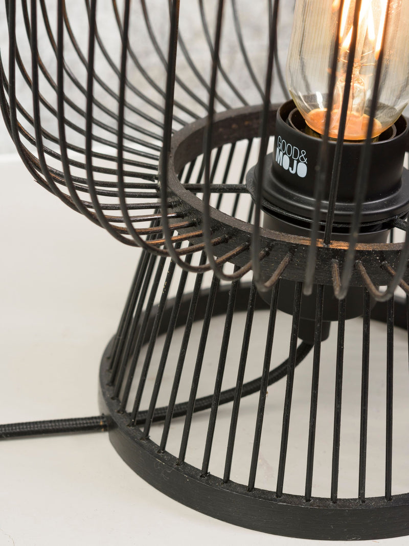 Detailansicht der Good&Mojo Tischleuchte Cango: schwarze Drahtgeflecht-Schirmstäbe und eine Glühlampe mit Fassung im Inneren.