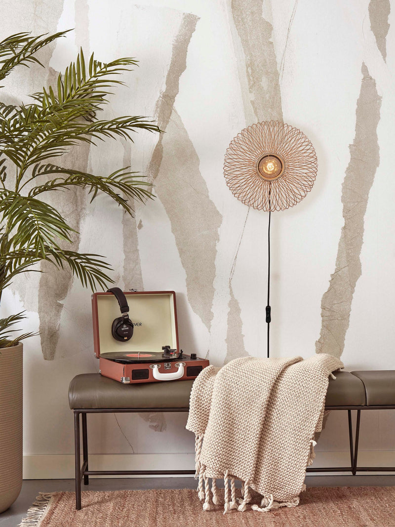 Good&Mojo Wandleuchte Cango aus Bambus und Eisen an einer Wand über einer Sitzbank, mit Plattenspieler und Plaid.