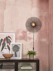 Schwarze Wandleuchte Cango von Good&Mojo mit rundem Drahtgeflecht-Schirm, an rosa getönter Wand montiert.