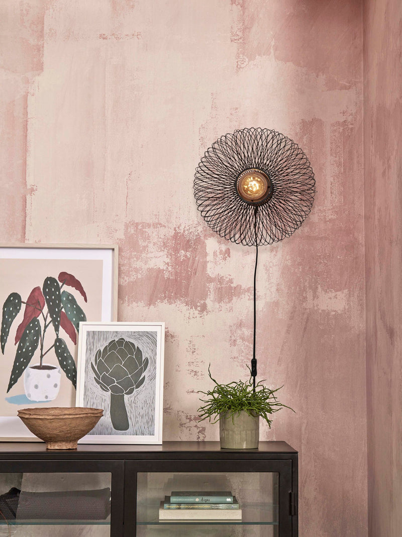 Schwarze Wandleuchte Cango von Good&Mojo mit rundem Drahtgeflecht-Schirm, an rosa getönter Wand montiert.