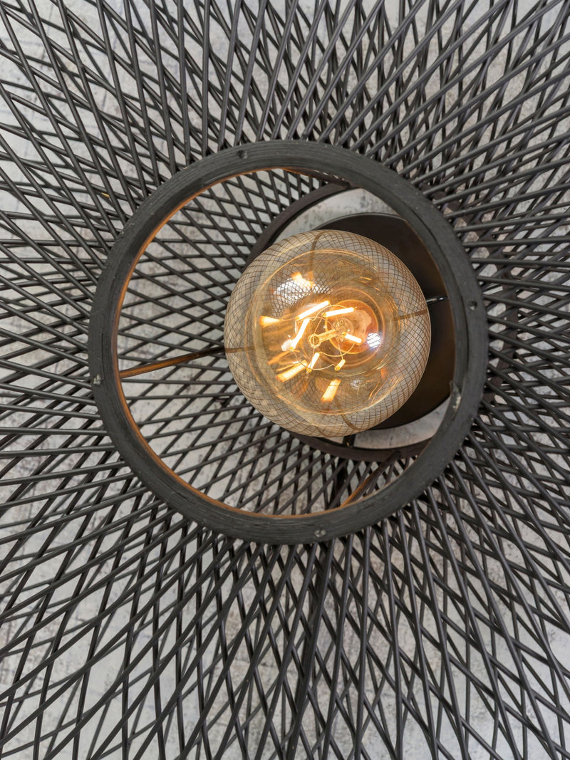 Draufsicht auf die Good&Mojo Wandleuchte Cango Bambus Ø 60 cm in Schwarz mit geflochtenem Bambusschirm und zentraler Glühlampe.