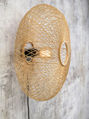 Good&Mojo Wandleuchte Cango Bambus Ø 60 cm: runde Bambusgeflecht-Leuchte mit sichtbarer Glühlampe an heller Betonwand