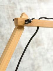 Detailansicht des Gelenks der Good&Mojo Wandleuchte Cango aus naturfarbenem Bambus, mit schwarzem Kabel und Verstellknopf.