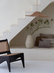 Good&Mojo Hängeleuchte Cancun aus Rattan mit Eisengestell in Natur, hängend über einer weißen Treppe mit Sitznische.