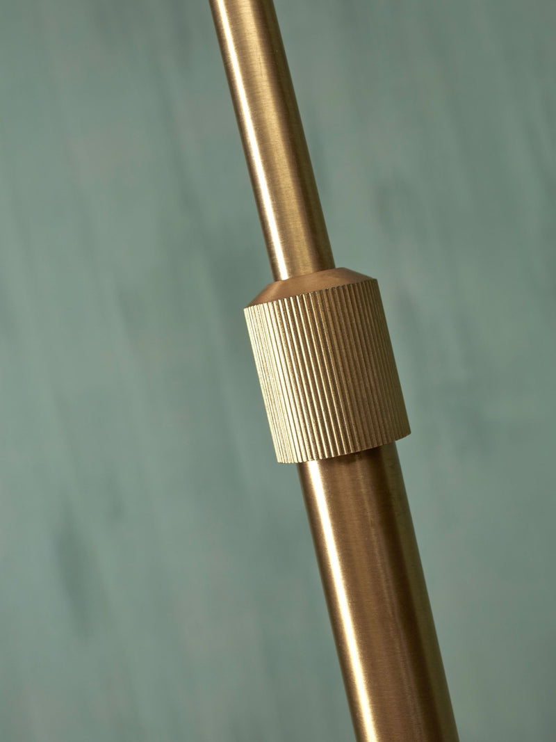 Detailaufnahme eines goldfarbenen Metallstabs mit geriffeltem Verbindungsstück – It's about RoMi Hängeleuchte Carrara Glas Gold/Rauchglas