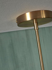 RoMi Hängeleuchte Carrara Glas Gold/Rauchglas: Detailansicht der goldenen Deckenbefestigung mit schlankem Gestänge