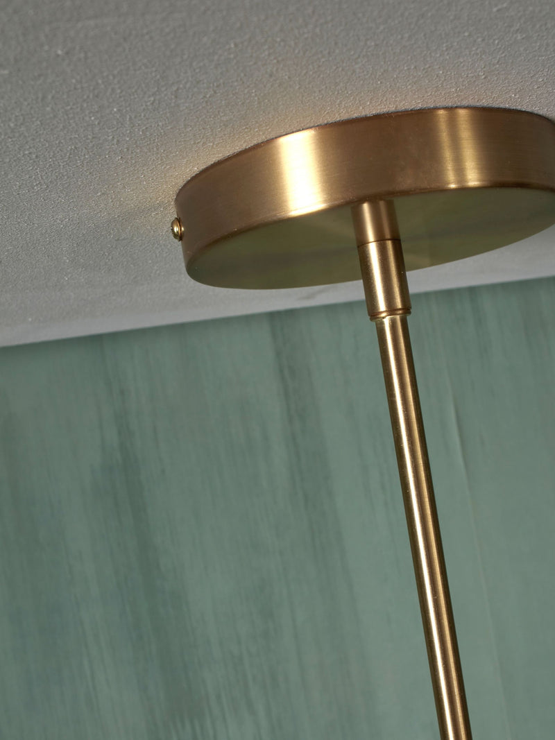 RoMi Hängeleuchte Carrara Glas Gold/Rauchglas: Detailansicht der goldenen Deckenbefestigung mit schlankem Gestänge