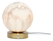 It's about RoMi Tischleuchte Carrara: Kugelleuchte mit marmoriertem Glasschirm in Weiß-Beige auf goldfarbenem Sockel.