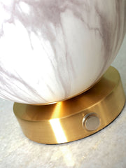 It's about RoMi Tischleuchte Carrara: Detailansicht des marmorierten Glasschirms mit goldenem Fuß und Schalter