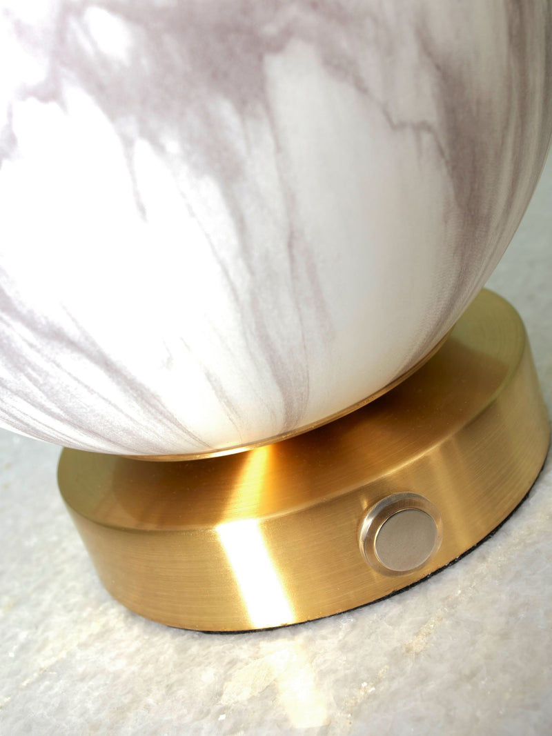 It's about RoMi Tischleuchte Carrara: Detailansicht des marmorierten Glasschirms mit goldenem Fuß und Schalter